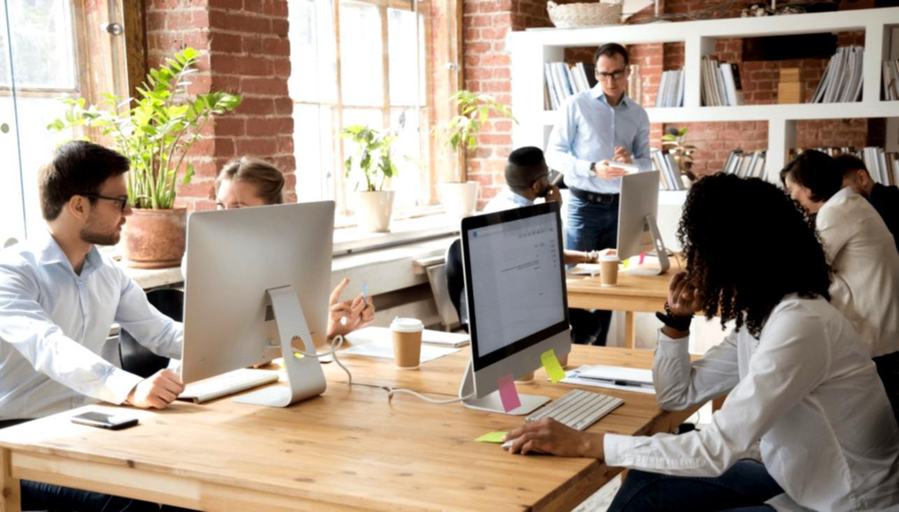 Underviser arbejder med budgetdata