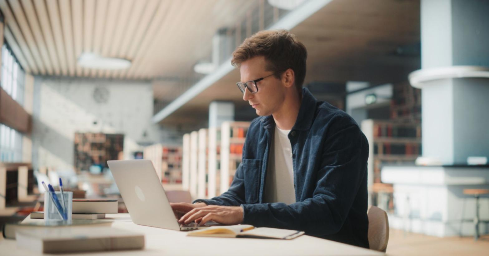 Online session med deltagere der diskuterer budgetposter